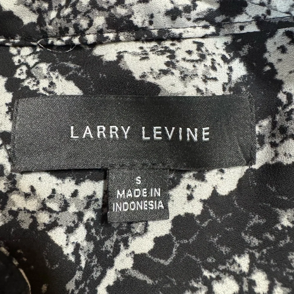 ❤️LARRY LEVINE SNAKESKIN PRINT BLOUSE SMALL #E - Picture 11 of 11